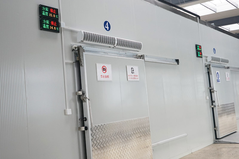 China Stainless Steel Thermal insulation sliding door Manufacturers